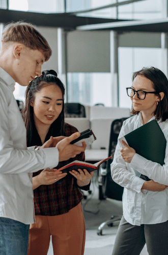 Como personalizar uniformes em grandes empresas